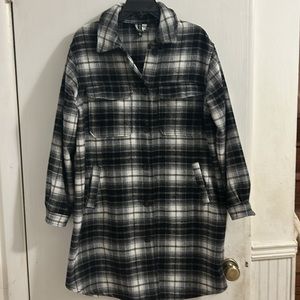 EUC H&M Divided Women Long Sleeve Black, White and Gray Plaid Long Shirt Jacket